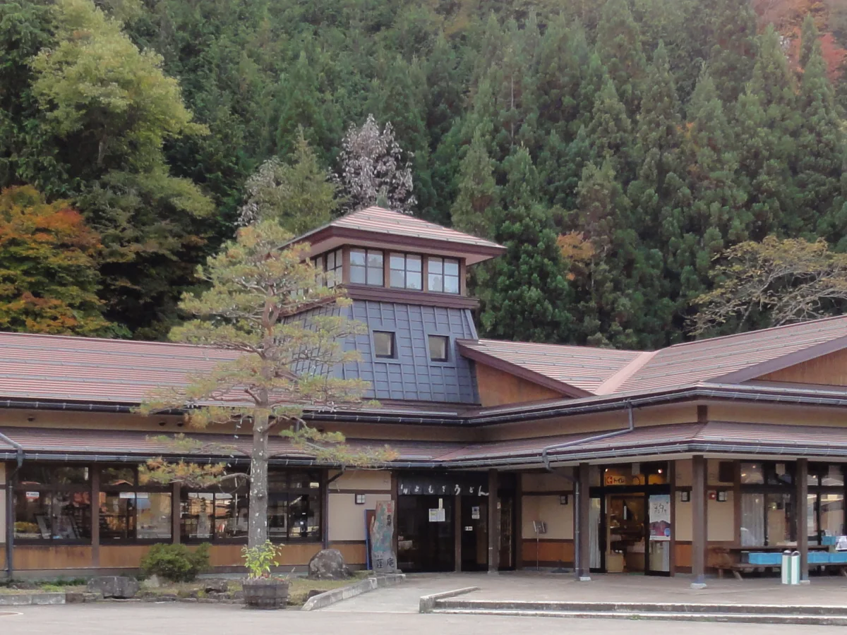 山林を背景にした道の駅 ひだ朝日村の施設外観